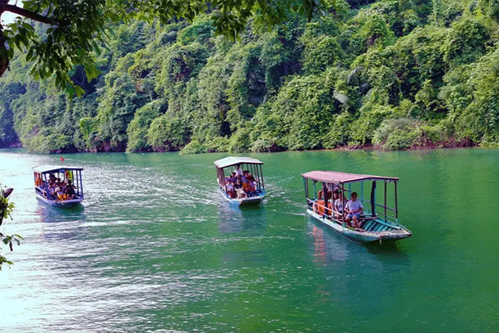 Boat trip in Ba Be Lake